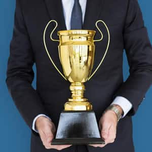 Troféus Personalizados em metal dourado