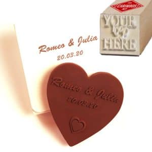 Carimbo personalizado em alto relevo aplicado em chocolate com nomes e data de casamento