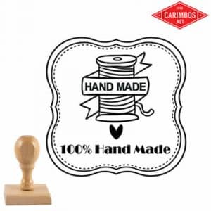 Carimbo de madeira com bobina de linha e frase "100% Hand Made"