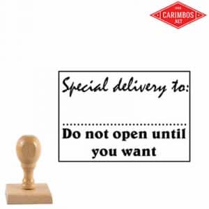 Carimbo de madeira com a frase "Special delivery to: Do not open until you want"