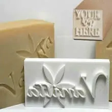 Carimbos de alto relevo utilizados para personalizar sabonetes, chocolates e cerâmica.